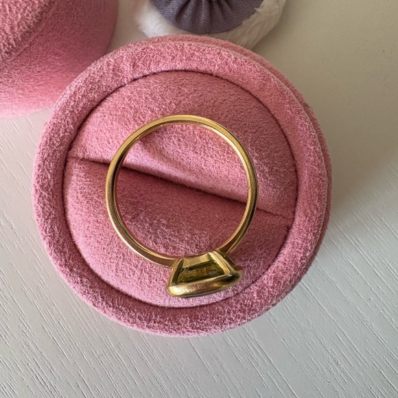 Lisa Eldridge Jewelry The Anderson Peridot 18k Gold Ring - Picture 2 of 5